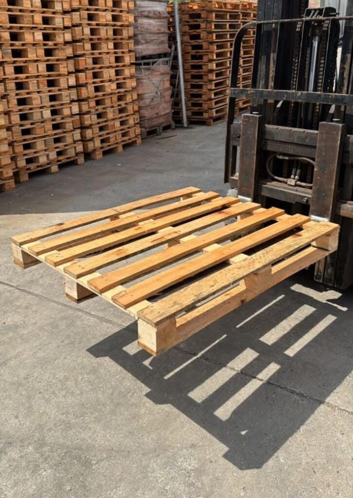 Blog 7 Pallet ARLOG liviano de 7 tablas sobre las uñas del autoelevador