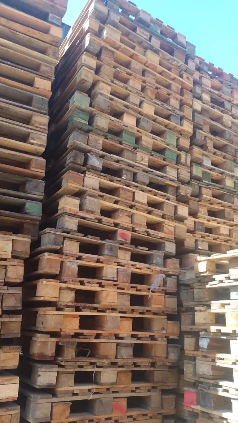 Pallet de madera recuperado y reacondicionado