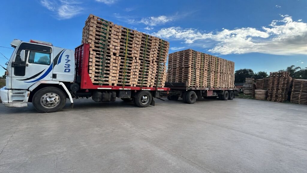 Camión cargado con pallets ARLOG listos para despacho